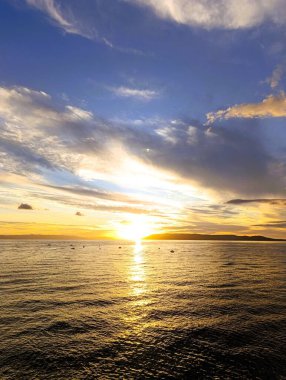 İnanılmaz altın gün batımı ve altın gökyüzü