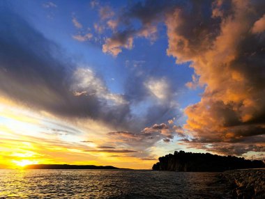 İnanılmaz altın gün batımı ve altın gökyüzü