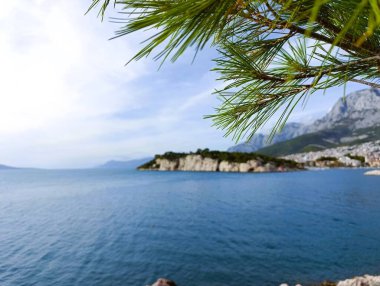 Hırvatistan 'ın Makarska kentindeki deniz ve dağ manzarası