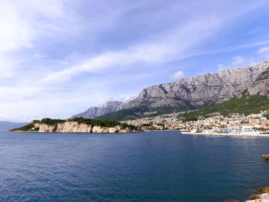 Hırvatistan 'ın Makarska kentindeki deniz ve dağ manzarası