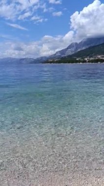 Makarska sahilinde açık mavi deniz