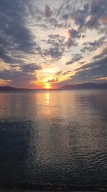 Makarska sahilinde Adriyatik Denizi üzerinde güzel, parlak gün batımı