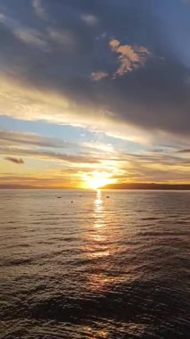 Hırvatistan 'ın Makarska kentinde deniz ve adalar üzerinde güzel bir gün batımı