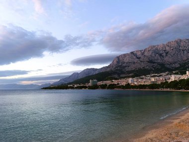 Makarska kasabası, Biokovo dağı ve Adriyatik denizi üzerinde bulutlu bir gökyüzü