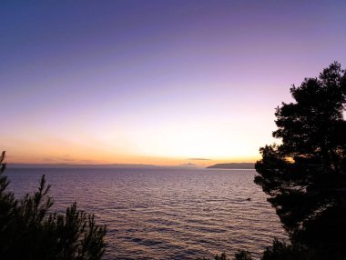 Güzel gün batımı Hırvatistan Adriyatik Denizi üzerinde