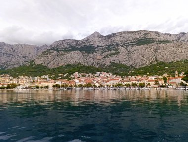 Makarska ve Biokovo dağlarının bulutlu manzarası