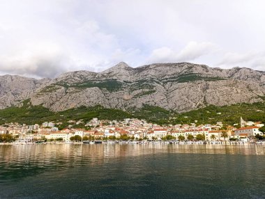 Makarska ve Biokovo dağlarının bulutlu manzarası