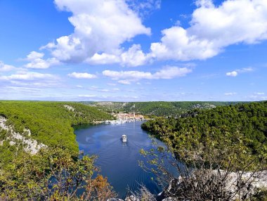 Mavi denizdeki Skradin kasabası