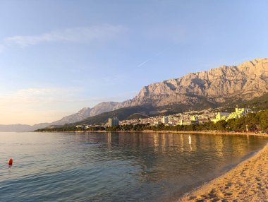 Hırvatistan 'daki Adriyatik denizi ve Biokovo dağının üzerinde gün batımı