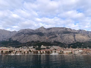 Kışın gökyüzü bulutlu Makarska ve Adriyatik denizi