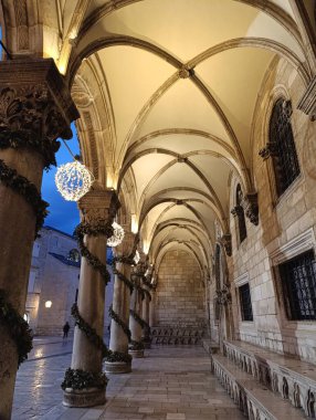 Dubrovnik 'teki Rektörler Sarayı' nda Noel ışıkları var.