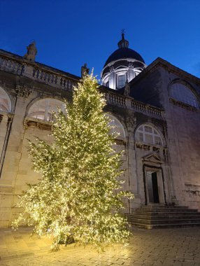 Dubrovnik 'te ışıkları olan Noel ağacı