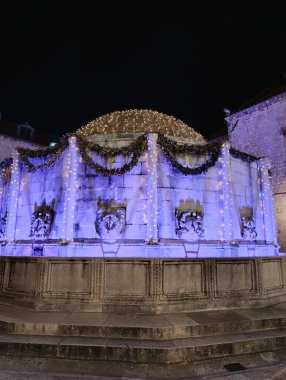 Noel ışıklarıyla ünlü Dubrovnik fontaine