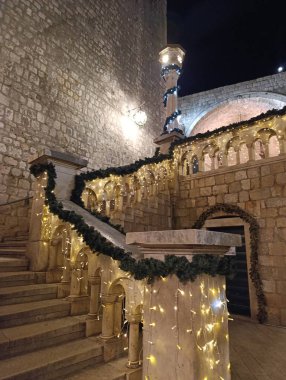 Dubrovnik eski taştan kasabası Noel ışıklarıyla dolu