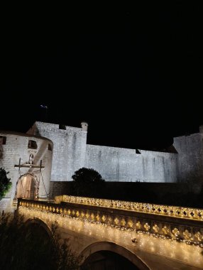 Dubrovnik eski taştan kasabası Noel ışıklarıyla dolu