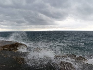 Adriyatik Denizi üzerindeki bulutlu gökyüzü dalgalarla dolu