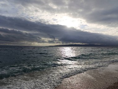 Boş Adriyatik plajı üzerinde bulutlu fırtınalı gökyüzü 