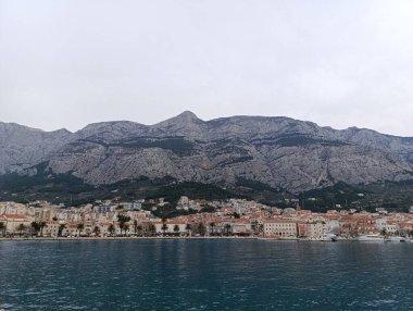 Dalmaçya şehri Makarska ve Biokovo Dağı manzarası