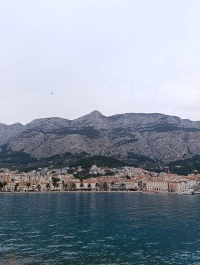 Dalmaçya şehri Makarska ve Biokovo Dağı manzarası