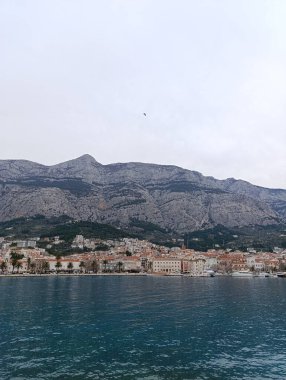 Dalmaçya şehri Makarska ve Biokovo Dağı manzarası