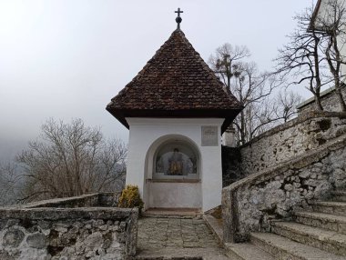 Gölün kıyısındaki küçük güzel şapel Slovenya 'da kanadı