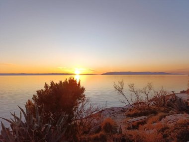 Adriyatik deniz karıncalarının üzerinde güzel bir gün batımı