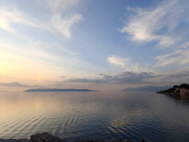 Adriyatik Denizi üzerinde akşam bulutlu gökyüzü