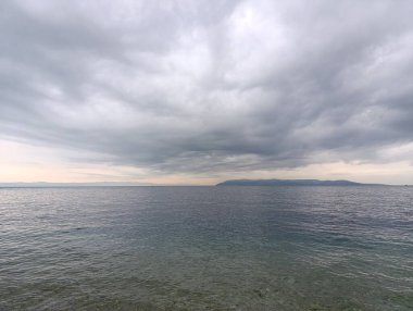 Adriyatik Denizi üzerindeki bulutlu kış günü 