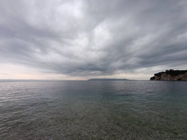 Adriyatik Denizi üzerindeki bulutlu kış günü 