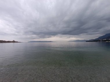 Adriyatik Denizi üzerindeki bulutlu kış günü 