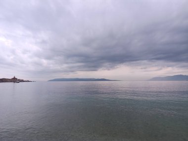 Adriyatik Denizi üzerindeki bulutlu kış günü 