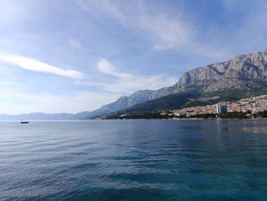 Dalmaçya şehri Makarska ve Dağ manzarası