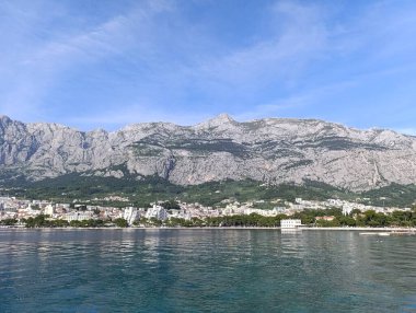 Dalmaçya şehri Makarska ve Dağ manzarası