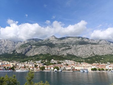 Makarska kasabasının, Hırvatların ve dağların güzel manzarası