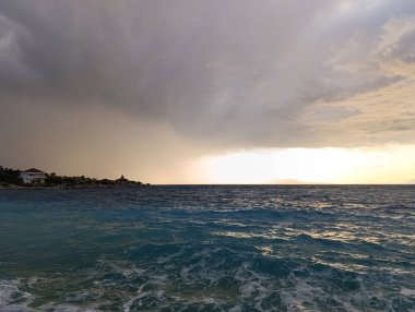 Kumsalda güzel fırtınalı gün batımı