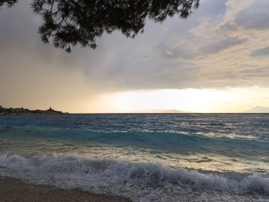 Kumsalda güzel fırtınalı gün batımı