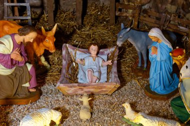 Çek, FRANCE - 01-26-2025: Kilisenin anahtarlarına sahip Aziz Peter 'ın leke camları (19. yüzyıl).