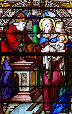Ferrires en Gatinais, FRANCE - 01-27-2025: İsa 'nın Çocukluğu (16. yüzyıl) lekeli cam: Meryem ve Yusuf tarafından tapınakta İsa' nın sunumu. 