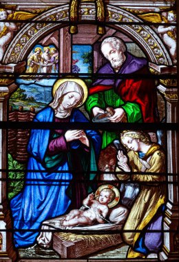 Ferrires en Gatinais, FRANCE - 01-27-2025: Bakire Meryem, Aziz Joseph ve İsa 'nın bebeği İsa' nın doğum sahnesinin lekeli camları (16. yüzyıl).