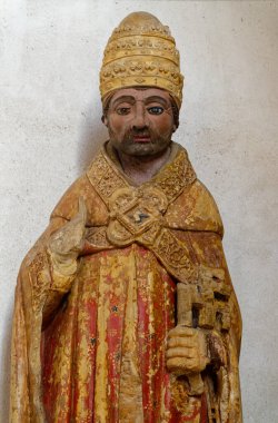 Ferrires en Gatinais, FRANCE - 01-27-2025: Kilisenin anahtarlarına sahip Aziz Peter 'in eski polikrom ahşap heykeli (14. yüzyıl).