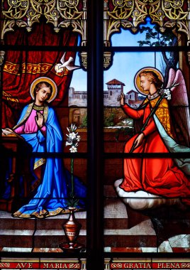 Montargis, FRANCE - 01-27-2025: Kutsal Bakire Meryem 'e 19. yüzyılda Başmelek Cebrail tarafından yapılan lekeli cam (19. yüzyıl).