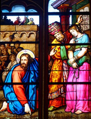 Montargis, FRANCE - 01-27-2025: Yeni Ahit 'in lekeli camları (19. yüzyıl): İsa ve zina yapan kadın.