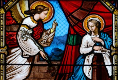 Montargis, FRANCE - 01-27-2025: Kutsal Bakire Meryem 'e 19. yüzyılda Başmelek Cebrail tarafından yapılan lekeli cam (19. yüzyıl)
