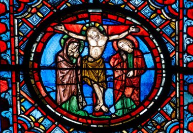 Aziz Julien du Sault, FRANCE - 01-28-2025: Çarmıha gerilen İsa Mesih 'in lekeli camları (19. yüzyıl) Marie ve Aziz John ile birlikte çarmıha gerildi.