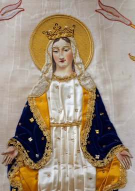 Villeneuve sur Yonne, FRANCE - 01-28-2025: İşlemeli Bakire Meryem bayrağı. 