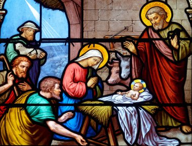 Joigny, FRANCE - 01-28-2025: Bakire Meryem, Aziz Joseph ve İsa 'nın bebeğiyle Noel İsa' nın doğum sahnesinin lekeli camları (19. yüzyıl). 