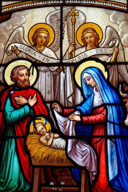 Joigny, FRANCE - 01-28-2025: Bakire Meryem, Aziz Joseph ve İsa 'nın bebeğiyle Noel İsa' nın doğum sahnesinin lekeli camları (19. yüzyıl). 