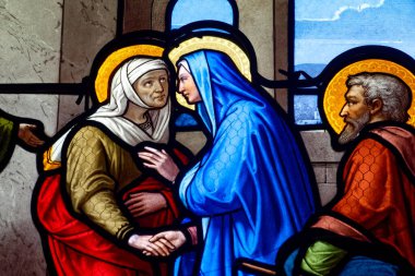 Pegomas, FRANCE - 03-05-2025: Kutsanmış Bakire Meryem 'in meleklerle çevrelenmiş cennetteki varlığının lekeli camı (20. yüzyılın başlarında)