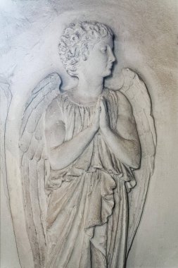 Pegomas, FRANCE - 03-05-2025: Kutsanmış Bakire Meryem 'in meleklerle çevrelenmiş cennetteki varlığının lekeli camı (20. yüzyılın başlarında)