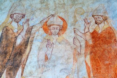 Pegomas, FRANCE - 03-05-2025: Kutsanmış Bakire Meryem 'in meleklerle çevrelenmiş cennetteki varlığının lekeli camı (20. yüzyılın başlarında)